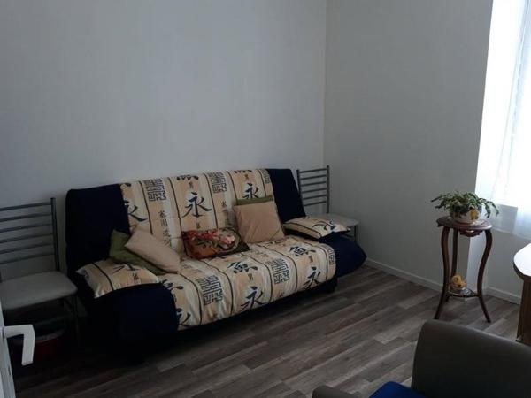 A VENDRE CLAVETTE CENTRE BOURG ENSEMBLE IMMOBILIER 5 logements + 2 garages ,  Clavette