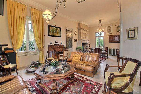 Léognan demeure en pierre (248m²)