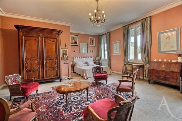 Léognan demeure en pierre (248m²)