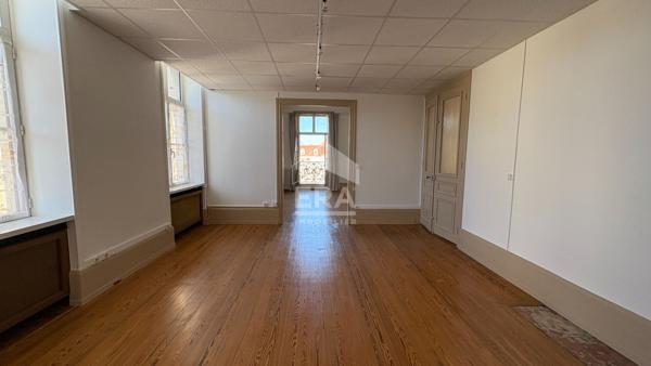 Appartement Dole place GREVY, 7 pièce(s) 183m2 avec ascenseur, greniers, cave , parking