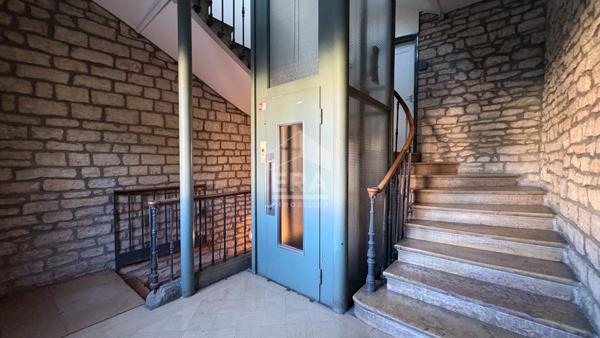 Appartement Dole place GREVY, 7 pièce(s) 183m2 avec ascenseur, greniers, cave , parking