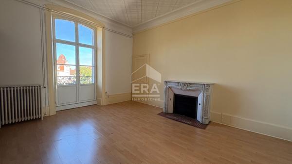 Appartement Dole place GREVY, 7 pièce(s) 183m2 avec ascenseur, greniers, cave , parking