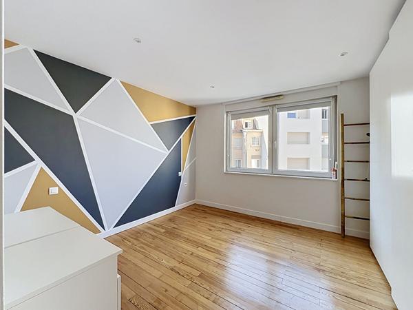 Appartement rénové avec chambre indépendante - Secteur Orangerie / Conseil des XV