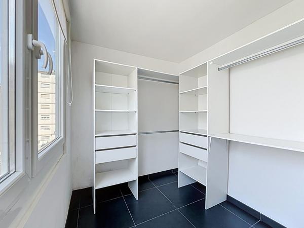 Appartement rénové avec chambre indépendante - Secteur Orangerie / Conseil des XV