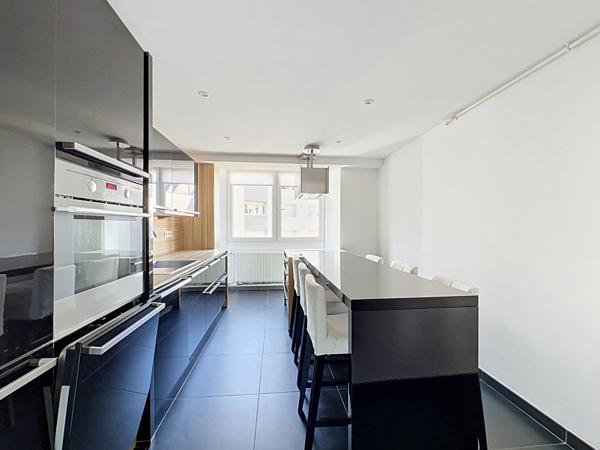 Appartement rénové avec chambre indépendante - Secteur Orangerie / Conseil des XV