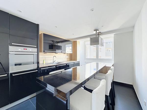 Appartement rénové avec chambre indépendante - Secteur Orangerie / Conseil des XV