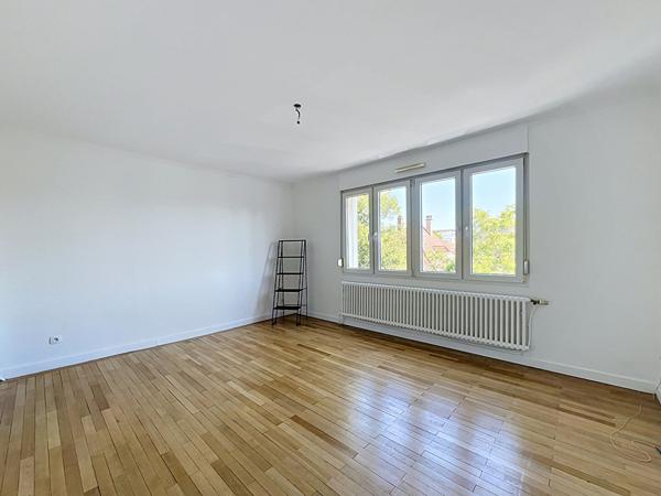 Appartement rénové avec chambre indépendante - Secteur Orangerie / Conseil des XV