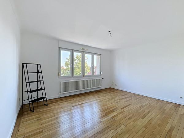 Appartement rénové avec chambre indépendante - Secteur Orangerie / Conseil des XV