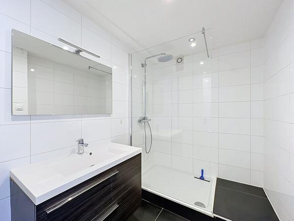 Appartement rénové avec chambre indépendante - Secteur Orangerie / Conseil des XV