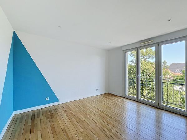 Appartement rénové avec chambre indépendante - Secteur Orangerie / Conseil des XV
