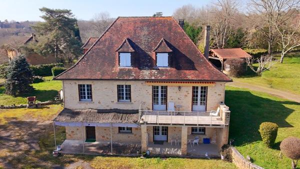 Maison de 250m² à Belvès, 8 pièces, 5 chambres, avec vue dégagée et appartement spacieux indépendant, terrain de 3088m².