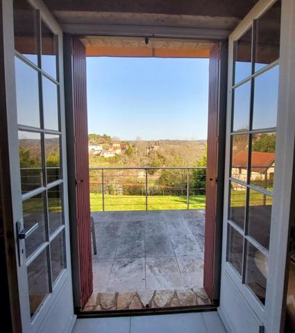 Maison de 250m² à Belvès, 8 pièces, 5 chambres, avec vue dégagée et appartement spacieux indépendant, terrain de 3088m².