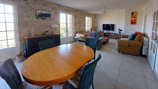 Maison de 250m² à Belvès, 8 pièces, 5 chambres, avec vue dégagée et appartement spacieux indépendant, terrain de 3088m².