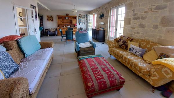 Maison de 250m² à Belvès, 8 pièces, 5 chambres, avec vue dégagée et appartement spacieux indépendant, terrain de 3088m².