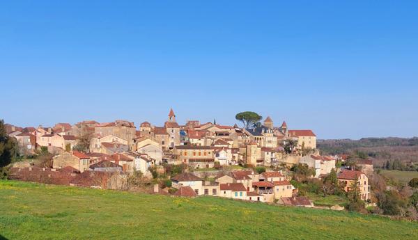 Maison de 250m² à Belvès, 8 pièces, 5 chambres, avec vue dégagée et appartement spacieux indépendant, terrain de 3088m².