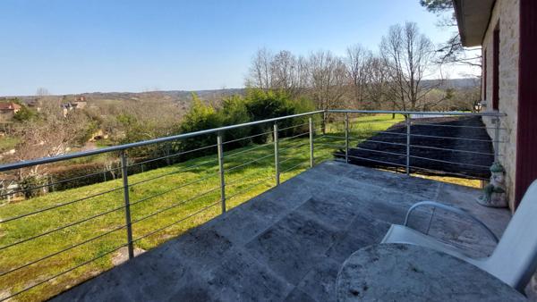 Maison de 250m² à Belvès, 8 pièces, 5 chambres, avec vue dégagée et appartement spacieux indépendant, terrain de 3088m².