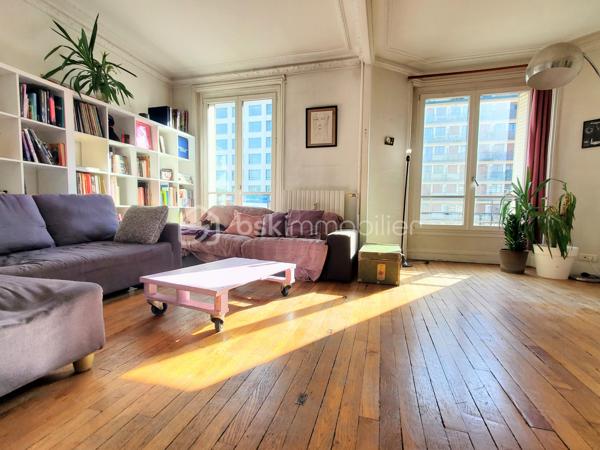 ** Charme de l'ancien - Lumineux - à moderniser à votre goût,  - Faibles honoraires **

Laissez vous charmer par cet appartement avec parquet cheminée et moulures d'origine, Idéalement situé entre Bir-Hakeim et Dupleix.

Dans un immeuble Belle Epoque de 1910, au 5ème étage avec ascenseur, il bénéficie d’une distribution très fonctionnelle avec les pièces à vivre bien distinctes de l'espace nuit qui est sur cour et au calme.

Double séjour de près de 30m² avec ses 2 grandes fenêtres offrant une belle luminosité.

Toilettes séparées.
Double vitrage.
Le chauffage est collectif
Présence d'une gardienne qui assure le bon entretien de l'immeuble, sa sécurisation et la reception de colis.

Local à vélos et cave.

Quartier dynamique, proche du Champs de Mars, et des quais de Seine, commerces, transport, écoles et lycées.

Honoraires faibles - DPE projeté D