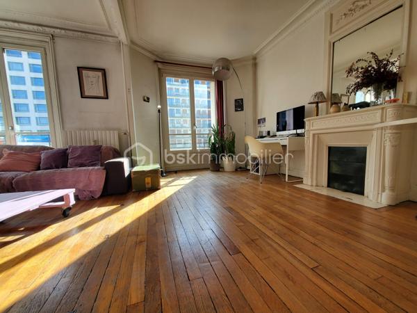 ** Charme de l'ancien - Lumineux - à moderniser à votre goût,  - Faibles honoraires **

Laissez vous charmer par cet appartement avec parquet cheminée et moulures d'origine, Idéalement situé entre Bir-Hakeim et Dupleix.

Dans un immeuble Belle Epoque de 1910, au 5ème étage avec ascenseur, il bénéficie d’une distribution très fonctionnelle avec les pièces à vivre bien distinctes de l'espace nuit qui est sur cour et au calme.

Double séjour de près de 30m² avec ses 2 grandes fenêtres offrant une belle luminosité.

Toilettes séparées.
Double vitrage.
Le chauffage est collectif
Présence d'une gardienne qui assure le bon entretien de l'immeuble, sa sécurisation et la reception de colis.

Local à vélos et cave.

Quartier dynamique, proche du Champs de Mars, et des quais de Seine, commerces, transport, écoles et lycées.

Honoraires faibles - DPE projeté D