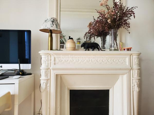 ** Charme de l'ancien - Lumineux - à moderniser à votre goût,  - Faibles honoraires **

Laissez vous charmer par cet appartement avec parquet cheminée et moulures d'origine, Idéalement situé entre Bir-Hakeim et Dupleix.

Dans un immeuble Belle Epoque de 1910, au 5ème étage avec ascenseur, il bénéficie d’une distribution très fonctionnelle avec les pièces à vivre bien distinctes de l'espace nuit qui est sur cour et au calme.

Double séjour de près de 30m² avec ses 2 grandes fenêtres offrant une belle luminosité.

Toilettes séparées.
Double vitrage.
Le chauffage est collectif
Présence d'une gardienne qui assure le bon entretien de l'immeuble, sa sécurisation et la reception de colis.

Local à vélos et cave.

Quartier dynamique, proche du Champs de Mars, et des quais de Seine, commerces, transport, écoles et lycées.

Honoraires faibles - DPE projeté D