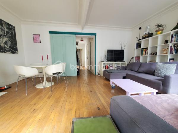 ** Charme de l'ancien - Lumineux - à moderniser à votre goût,  - Faibles honoraires **

Laissez vous charmer par cet appartement avec parquet cheminée et moulures d'origine, Idéalement situé entre Bir-Hakeim et Dupleix.

Dans un immeuble Belle Epoque de 1910, au 5ème étage avec ascenseur, il bénéficie d’une distribution très fonctionnelle avec les pièces à vivre bien distinctes de l'espace nuit qui est sur cour et au calme.

Double séjour de près de 30m² avec ses 2 grandes fenêtres offrant une belle luminosité.

Toilettes séparées.
Double vitrage.
Le chauffage est collectif
Présence d'une gardienne qui assure le bon entretien de l'immeuble, sa sécurisation et la reception de colis.

Local à vélos et cave.

Quartier dynamique, proche du Champs de Mars, et des quais de Seine, commerces, transport, écoles et lycées.

Honoraires faibles - DPE projeté D