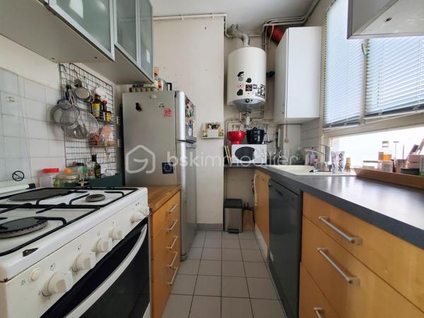 ** Charme de l'ancien - Lumineux - à moderniser à votre goût,  - Faibles honoraires **

Laissez vous charmer par cet appartement avec parquet cheminée et moulures d'origine, Idéalement situé entre Bir-Hakeim et Dupleix.

Dans un immeuble Belle Epoque de 1910, au 5ème étage avec ascenseur, il bénéficie d’une distribution très fonctionnelle avec les pièces à vivre bien distinctes de l'espace nuit qui est sur cour et au calme.

Double séjour de près de 30m² avec ses 2 grandes fenêtres offrant une belle luminosité.

Toilettes séparées.
Double vitrage.
Le chauffage est collectif
Présence d'une gardienne qui assure le bon entretien de l'immeuble, sa sécurisation et la reception de colis.

Local à vélos et cave.

Quartier dynamique, proche du Champs de Mars, et des quais de Seine, commerces, transport, écoles et lycées.

Honoraires faibles - DPE projeté D