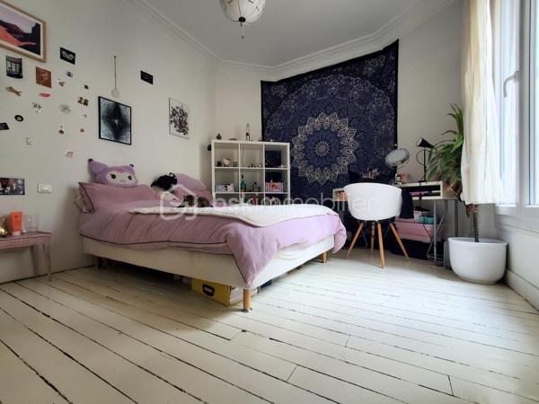 ** Charme de l'ancien - Lumineux - à moderniser à votre goût,  - Faibles honoraires **

Laissez vous charmer par cet appartement avec parquet cheminée et moulures d'origine, Idéalement situé entre Bir-Hakeim et Dupleix.

Dans un immeuble Belle Epoque de 1910, au 5ème étage avec ascenseur, il bénéficie d’une distribution très fonctionnelle avec les pièces à vivre bien distinctes de l'espace nuit qui est sur cour et au calme.

Double séjour de près de 30m² avec ses 2 grandes fenêtres offrant une belle luminosité.

Toilettes séparées.
Double vitrage.
Le chauffage est collectif
Présence d'une gardienne qui assure le bon entretien de l'immeuble, sa sécurisation et la reception de colis.

Local à vélos et cave.

Quartier dynamique, proche du Champs de Mars, et des quais de Seine, commerces, transport, écoles et lycées.

Honoraires faibles - DPE projeté D