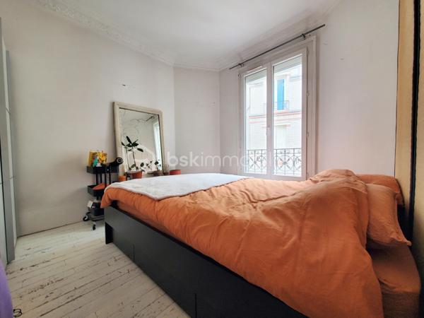 ** Charme de l'ancien - Lumineux - à moderniser à votre goût,  - Faibles honoraires **

Laissez vous charmer par cet appartement avec parquet cheminée et moulures d'origine, Idéalement situé entre Bir-Hakeim et Dupleix.

Dans un immeuble Belle Epoque de 1910, au 5ème étage avec ascenseur, il bénéficie d’une distribution très fonctionnelle avec les pièces à vivre bien distinctes de l'espace nuit qui est sur cour et au calme.

Double séjour de près de 30m² avec ses 2 grandes fenêtres offrant une belle luminosité.

Toilettes séparées.
Double vitrage.
Le chauffage est collectif
Présence d'une gardienne qui assure le bon entretien de l'immeuble, sa sécurisation et la reception de colis.

Local à vélos et cave.

Quartier dynamique, proche du Champs de Mars, et des quais de Seine, commerces, transport, écoles et lycées.

Honoraires faibles - DPE projeté D