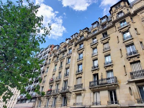 ** Charme de l'ancien - Lumineux - à moderniser à votre goût,  - Faibles honoraires **

Laissez vous charmer par cet appartement avec parquet cheminée et moulures d'origine, Idéalement situé entre Bir-Hakeim et Dupleix.

Dans un immeuble Belle Epoque de 1910, au 5ème étage avec ascenseur, il bénéficie d’une distribution très fonctionnelle avec les pièces à vivre bien distinctes de l'espace nuit qui est sur cour et au calme.

Double séjour de près de 30m² avec ses 2 grandes fenêtres offrant une belle luminosité.

Toilettes séparées.
Double vitrage.
Le chauffage est collectif
Présence d'une gardienne qui assure le bon entretien de l'immeuble, sa sécurisation et la reception de colis.

Local à vélos et cave.

Quartier dynamique, proche du Champs de Mars, et des quais de Seine, commerces, transport, écoles et lycées.

Honoraires faibles - DPE projeté D