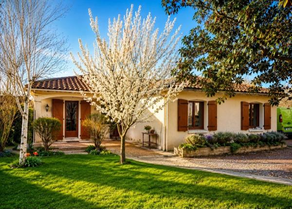 Maison de plain pied type V, avec garage, carport et jardin