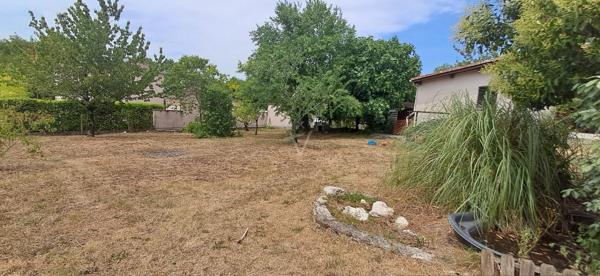 Maison de plain pied type V, avec garage, carport et jardin