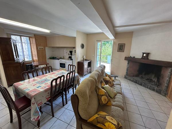 A VENDRE MAISON DANS CENTRE DU VILLAGE AVEC JARDIN ET GARAGE