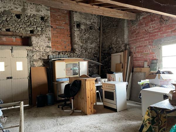 A VENDRE MAISON DANS CENTRE DU VILLAGE AVEC JARDIN ET GARAGE