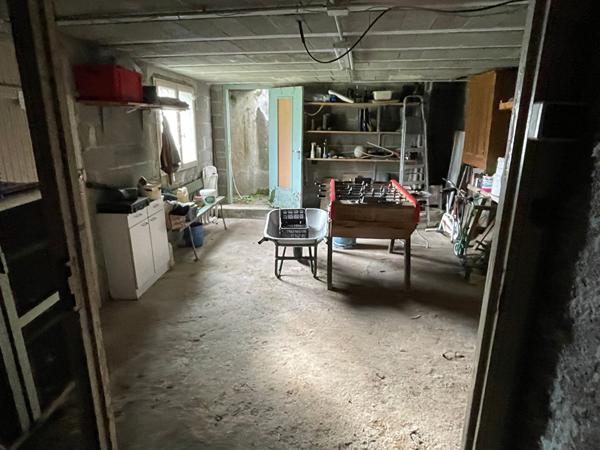 A VENDRE MAISON DANS CENTRE DU VILLAGE AVEC JARDIN ET GARAGE