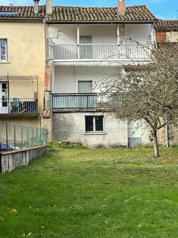 A VENDRE MAISON DANS CENTRE DU VILLAGE AVEC JARDIN ET GARAGE