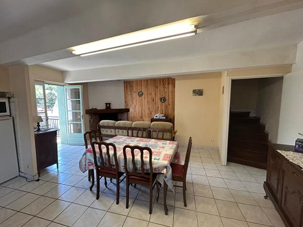 A VENDRE MAISON DANS CENTRE DU VILLAGE AVEC JARDIN ET GARAGE