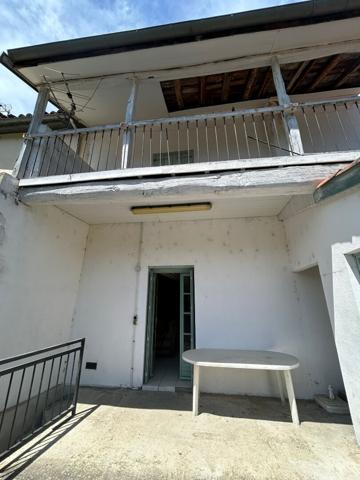 A VENDRE MAISON DANS CENTRE DU VILLAGE AVEC JARDIN ET GARAGE