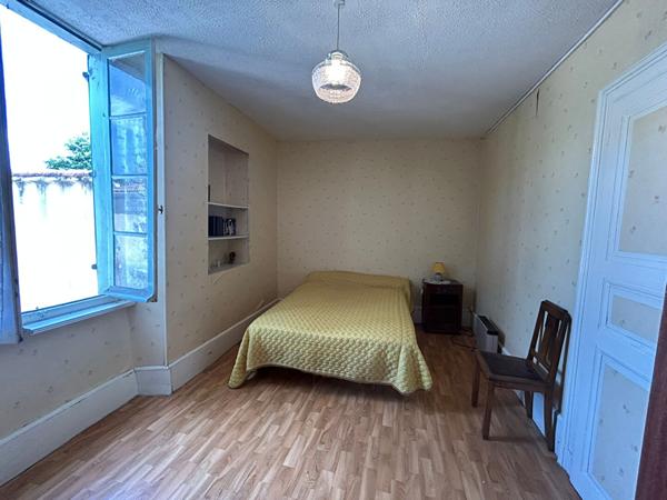 A VENDRE MAISON DANS CENTRE DU VILLAGE AVEC JARDIN ET GARAGE