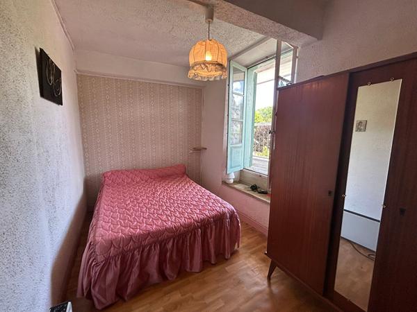 A VENDRE MAISON DANS CENTRE DU VILLAGE AVEC JARDIN ET GARAGE