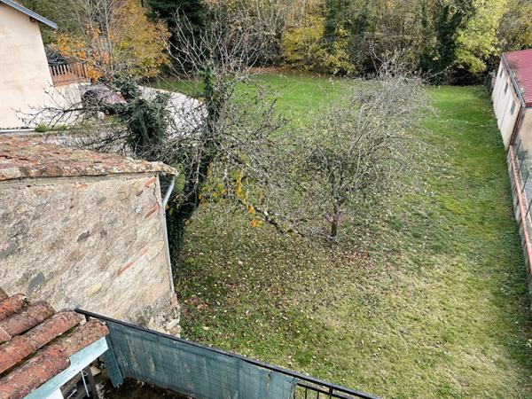 A VENDRE MAISON DANS CENTRE DU VILLAGE AVEC JARDIN ET GARAGE