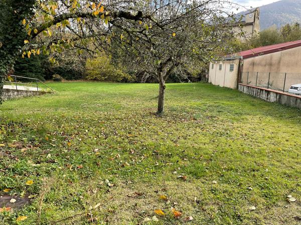 A VENDRE MAISON DANS CENTRE DU VILLAGE AVEC JARDIN ET GARAGE