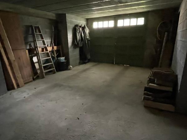 A VENDRE MAISON DANS CENTRE DU VILLAGE AVEC JARDIN ET GARAGE