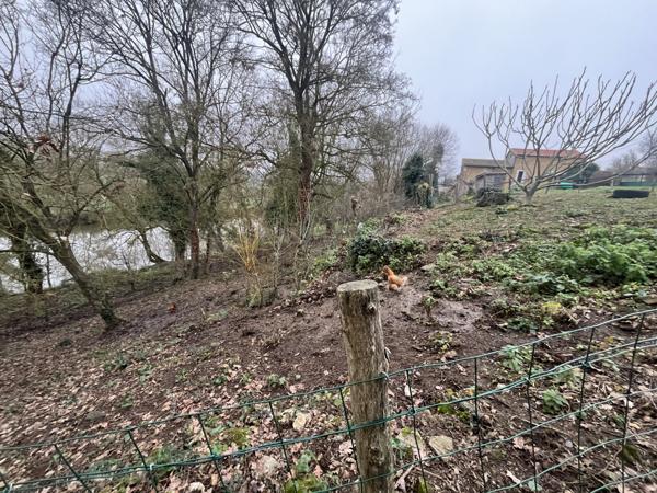 Thouars (79100) ref 99036 secteur Thouars Terrain de 999 m2 en bordure de rivière