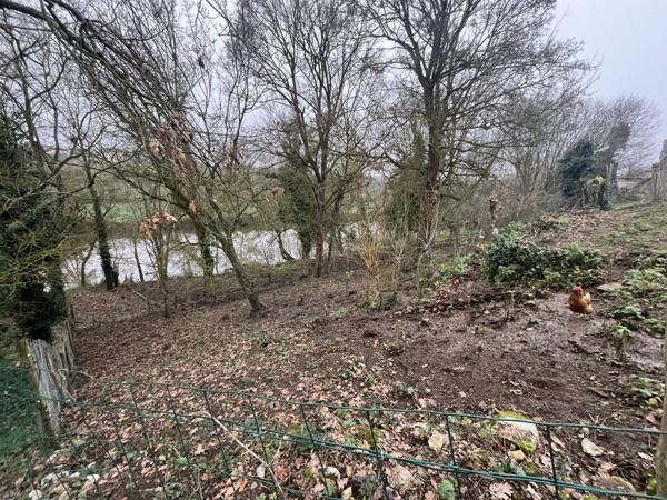 Thouars (79100) ref 99036 secteur Thouars Terrain de 999 m2 en bordure de rivière