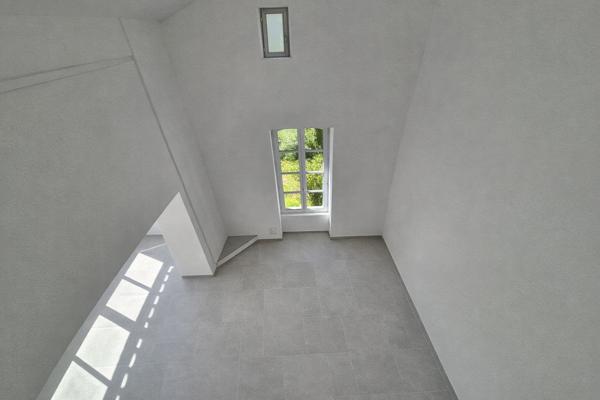 Appartement triplex rénové type 4 Baron (30700)