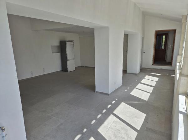 Appartement triplex rénové type 4 Baron (30700)