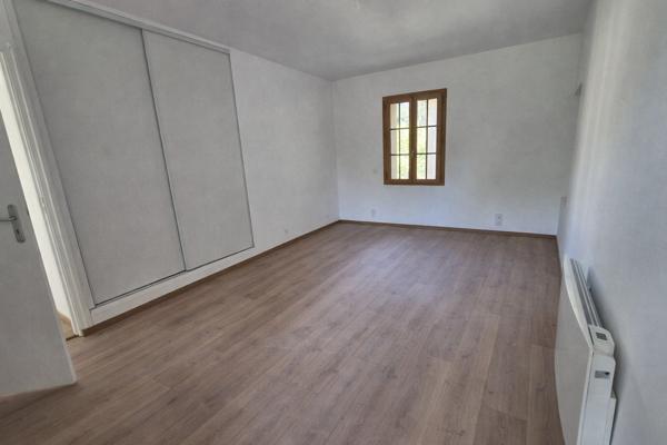 Appartement triplex rénové type 4 Baron (30700)