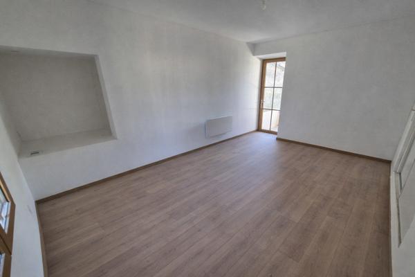 Appartement triplex rénové type 4 Baron (30700)