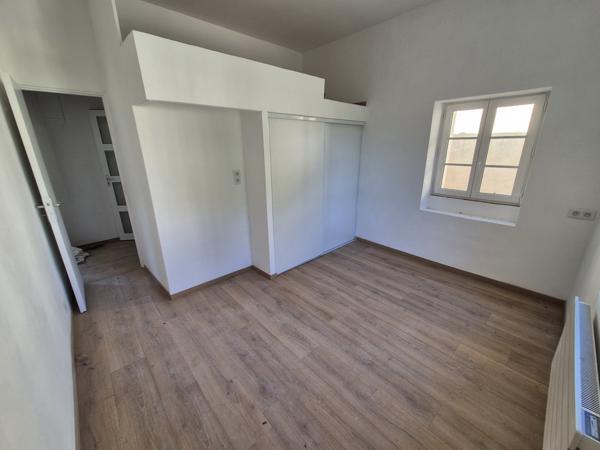 Appartement triplex rénové type 4 Baron (30700)