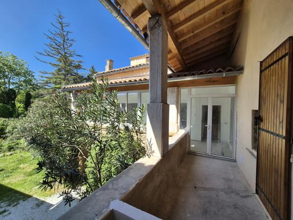 Appartement triplex rénové type 4 Baron (30700)