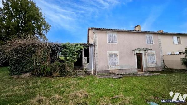 A vendre à VALENCE-EN-POITOU, VAUX - Une maison d'habitation à restaurer avec jardin